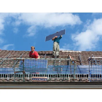 Weitere Solarpanels werden montiert