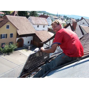 Endmontage auf dem abschüssigen Dach