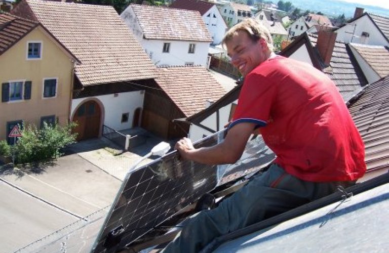 Montage der Solarpanels auf dem Rathausdach